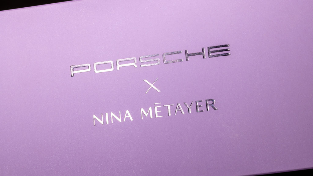 Étui lilas marqué Porsche x Nina Métayer