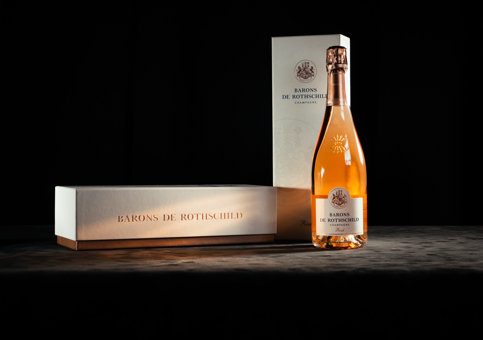 Coffrets Barons de Rothschild et bouteille de champagne rosé