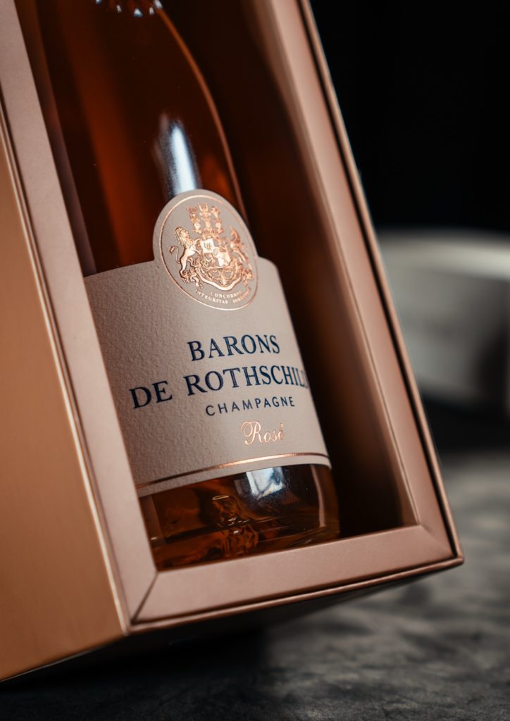Bouteille de champagne rosé Barons de Rothschild dans son coffret cuivré