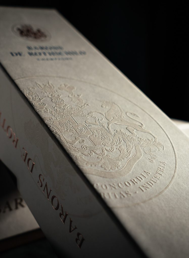Armoiries Barons de Rothschild gaufrées sur le couvercle du coffret