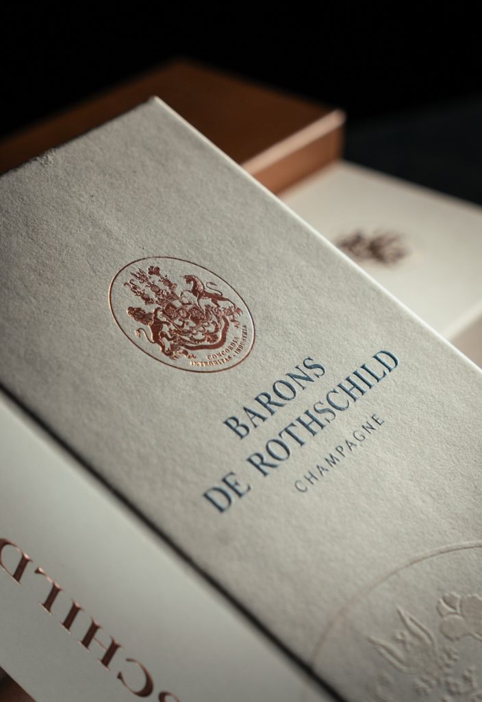 Coffret Barons de Rothschild, blason cuivré et typographie bleue