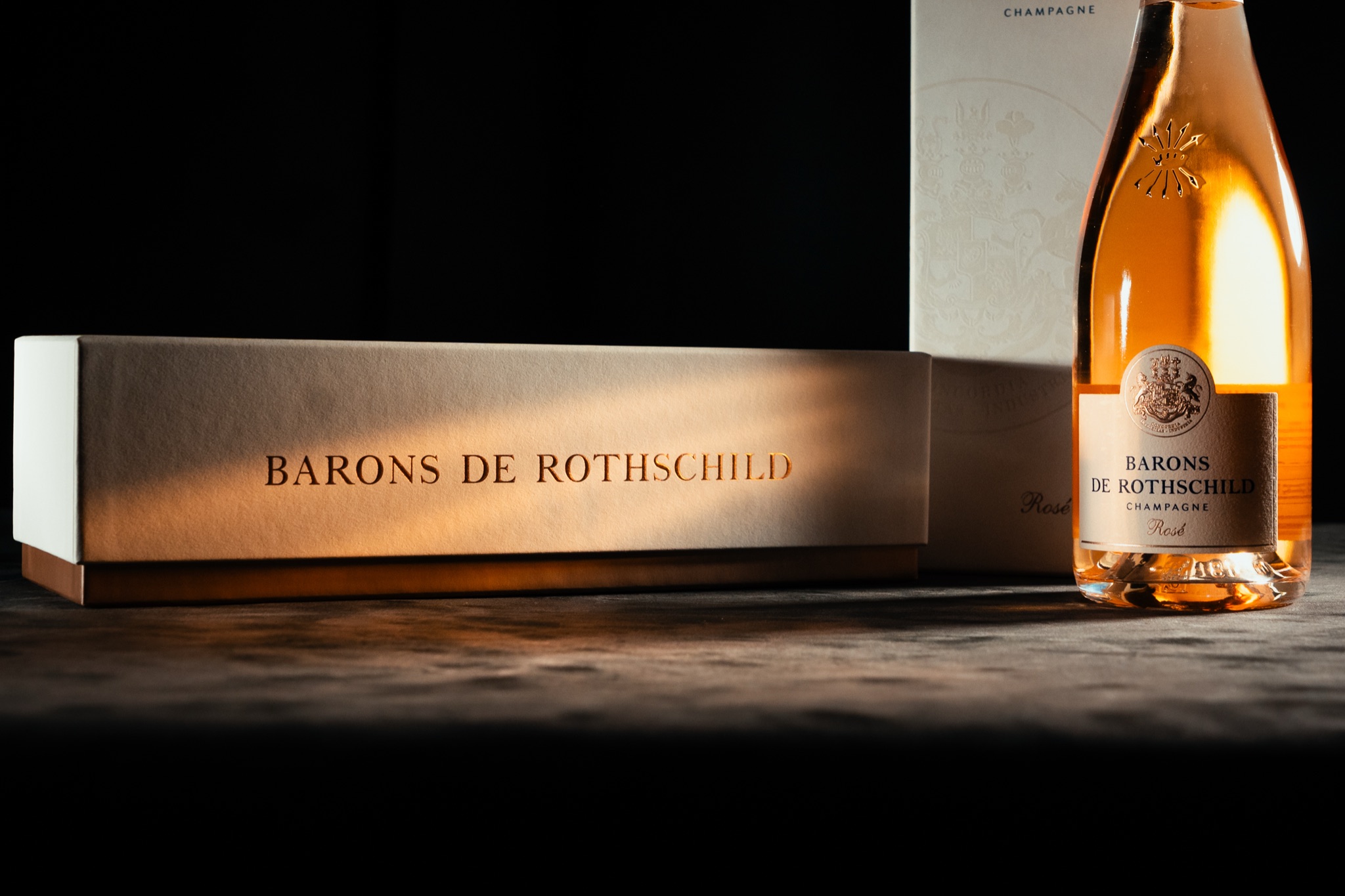 Coffret allongé Barons de Rothschild marqué à chaud et bouteille de rosé