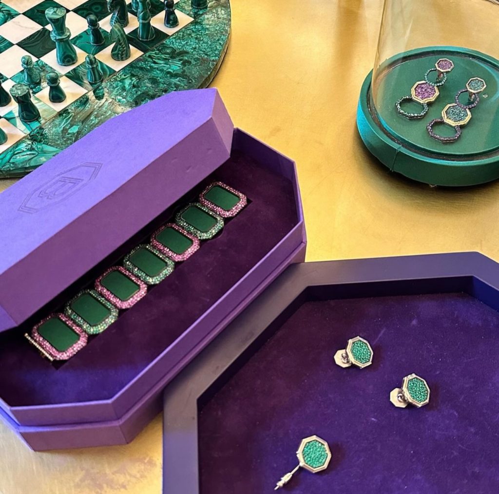 Écrins octogonaux violets avec bracelet et boutons de manchette