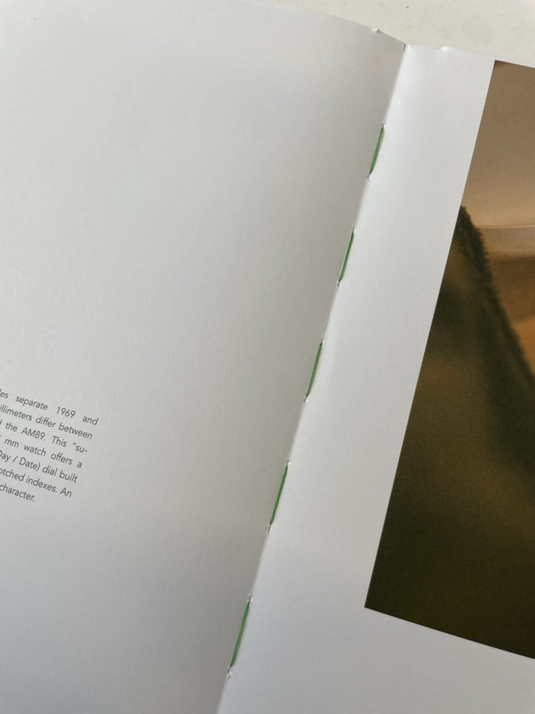 Reliure cousue au fil vert apparent du livre MARCH LA.B