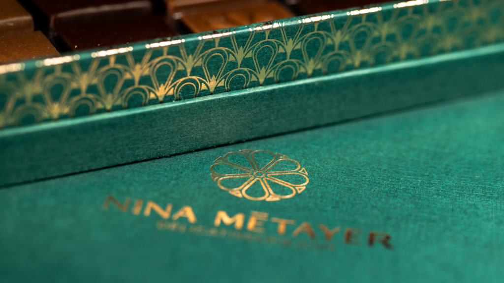 Détail du coffret Nina Métayer, rebord à motif doré