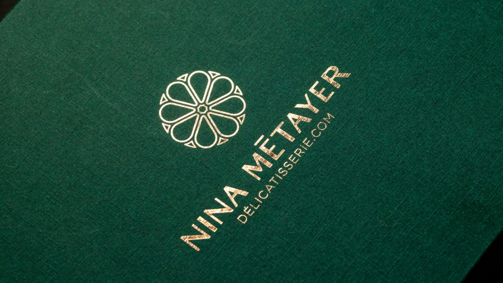 Marquage doré Nina Métayer sur papier vert texturé