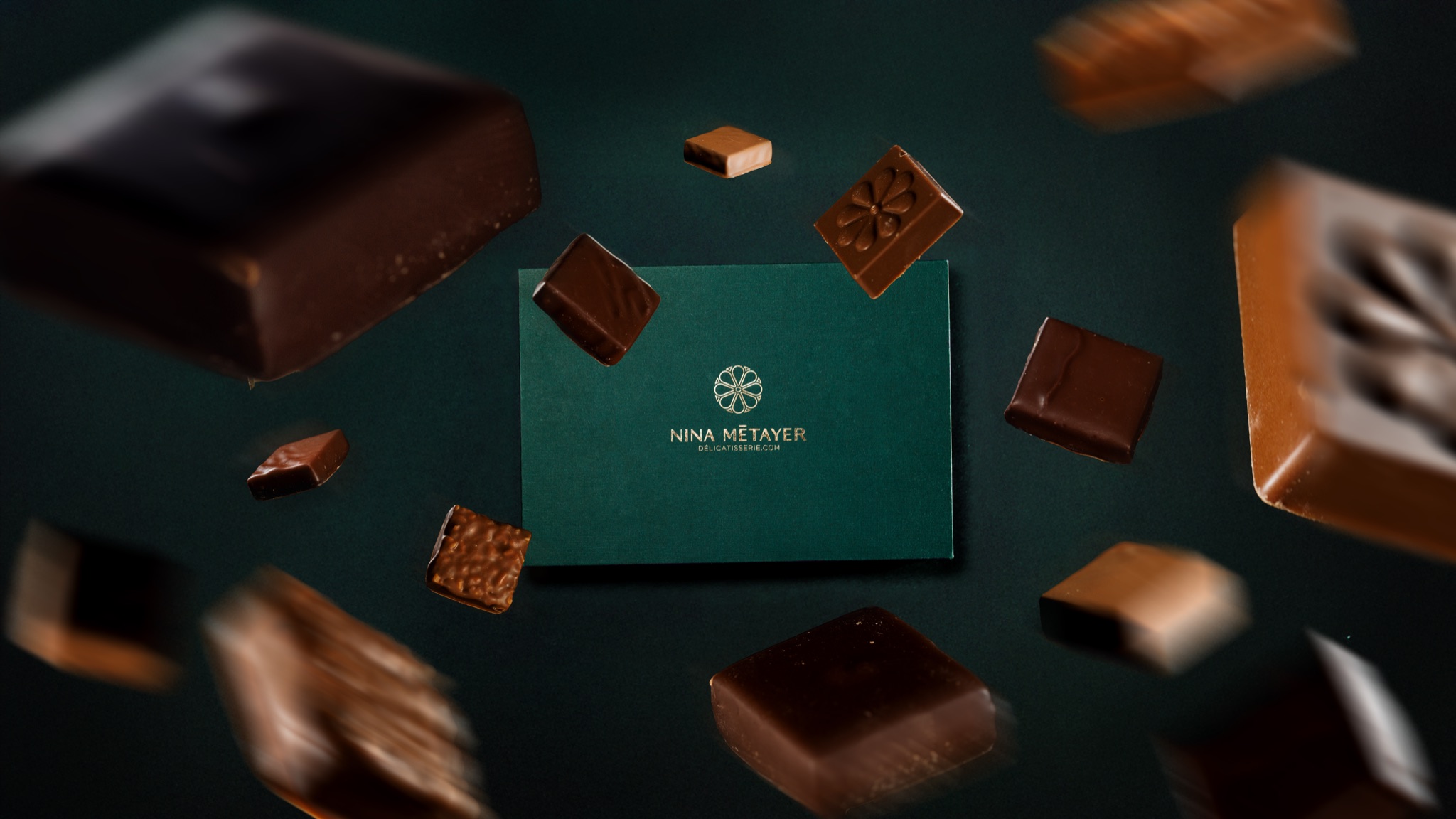 Coffret Nina Métayer entouré de chocolats